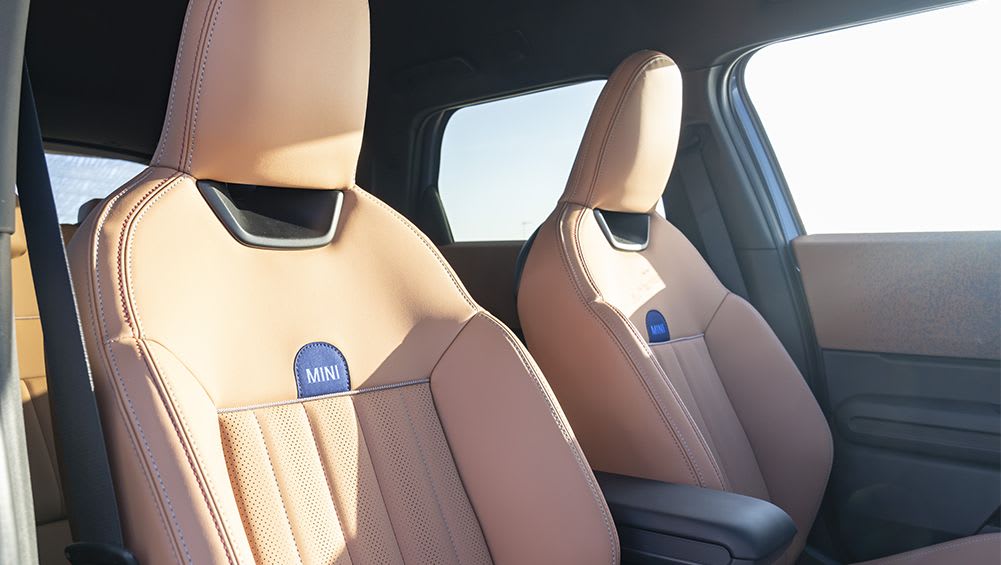 Le « cuir végétalien » est-il du greenwashing ou est-il meilleur pour l'environnement ?  Pourquoi des marques comme Polestar et BMW changent leur façon de fabriquer du cuir – vrai et faux - Car News