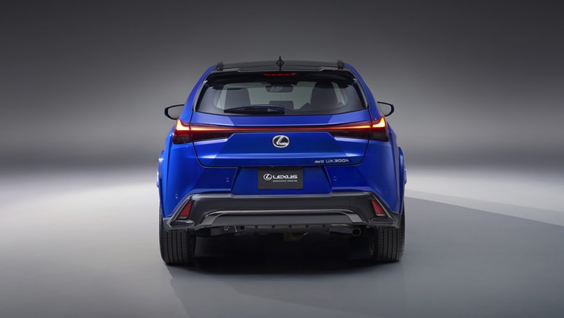 L'UX250h est désormais rebaptisé UX300h, ce qui, selon Lexus, est dû à l'augmentation de puissance.