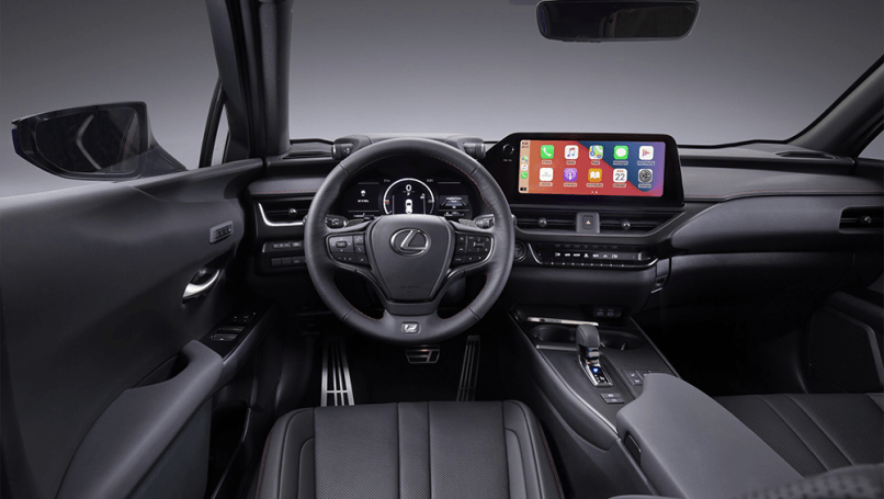 À l’intérieur, l’UX300h Luxury remplace le petit écran multimédia de 7,0 pouces par le plus grand appareil de 12,3 pouces que l’on trouve dans les versions supérieures.