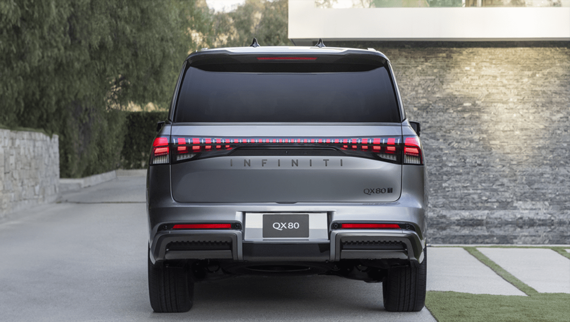 Le QX80 présente un profil volumineux, de hautes fenêtres et un toit qui reste plat jusqu'au hayon.