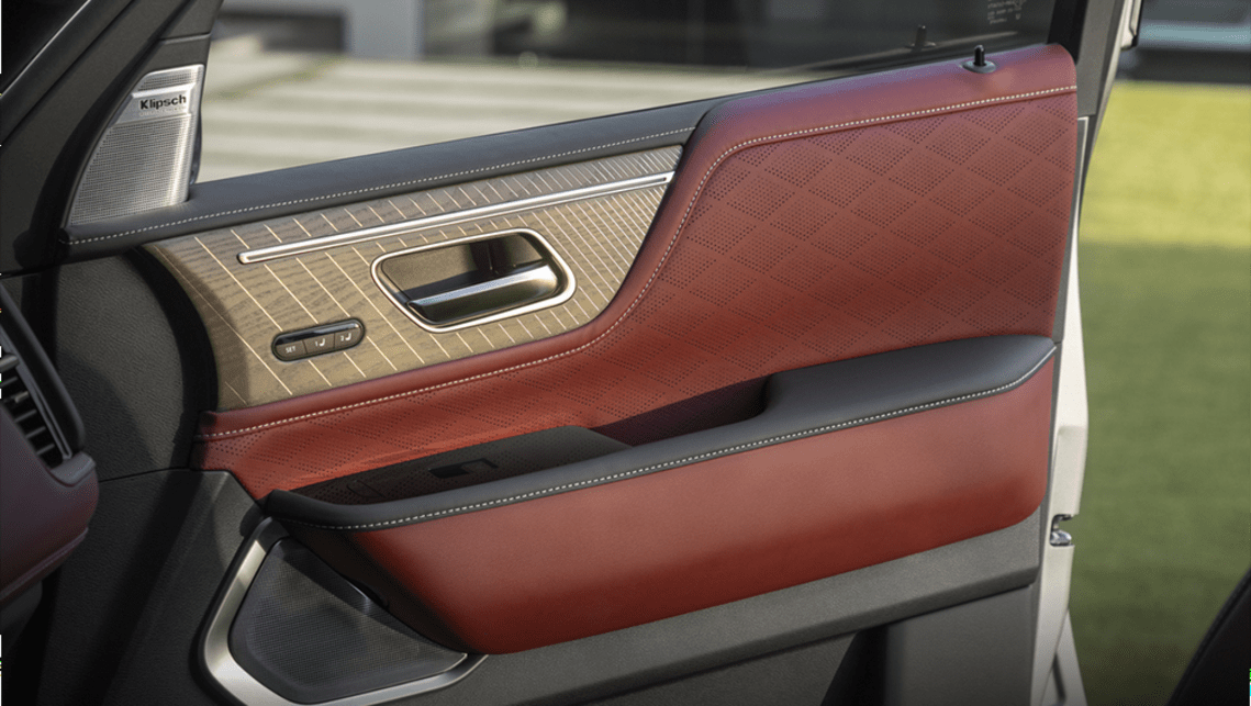 L'intérieur du QX80 présente une luxueuse sellerie en cuir.