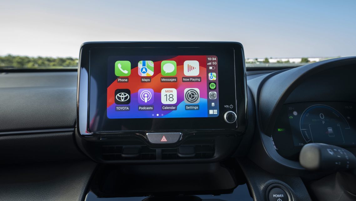 Upfront est un écran tactile plus grand de 8,0 pouces avec connectivité sans fil Apple CarPlay et Android Auto.