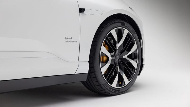 Le pack Performance à double moteur uniquement ajoute des alliages forgés de 22 pouces chaussées de caoutchouc Pirelli P Zero 265/40.