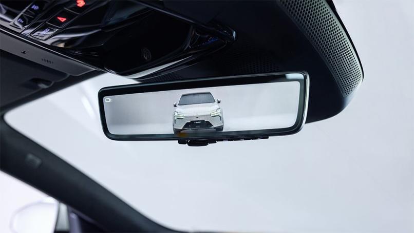 Une caméra haute définition montée sur le toit envoie son flux vers un agencement de miroirs conventionnel.