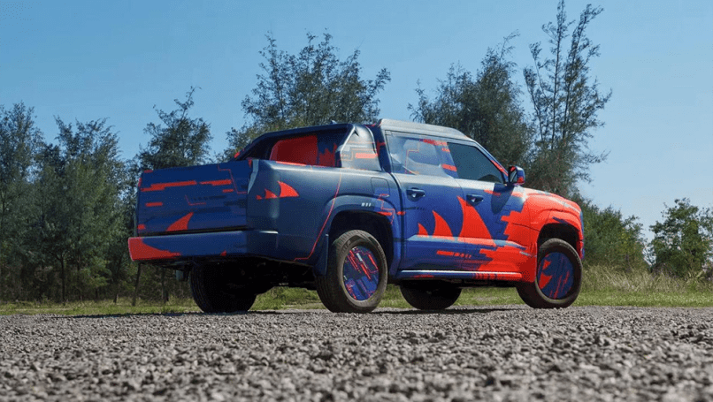Bien que le camion soit entièrement habillé de camouflage, il offre une vue d’ensemble du design final.
