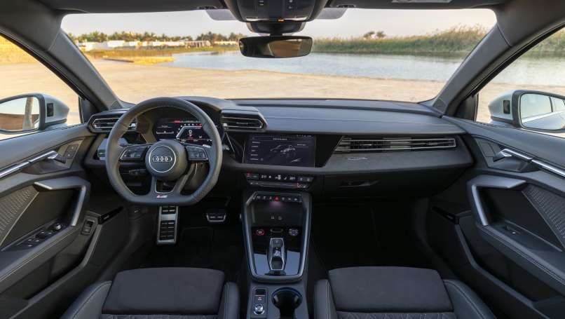 À l’intérieur, le cockpit virtuel Audi mis à jour pour le conducteur est rejoint par un écran tactile de 10,1 pouces pour le multimédia.