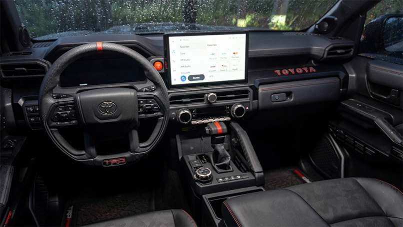 L'intérieur contemporain du 4Runner est proposé en version sport TRD Pro (photo) ou luxueuse Platinum avec cuir.