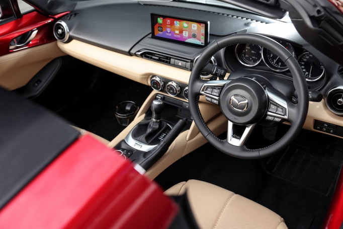 À l’intérieur de l’auto RF se trouve du cuir Nappa beige.