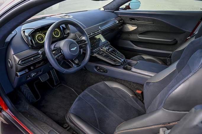 La cabine est toute Aston Martin