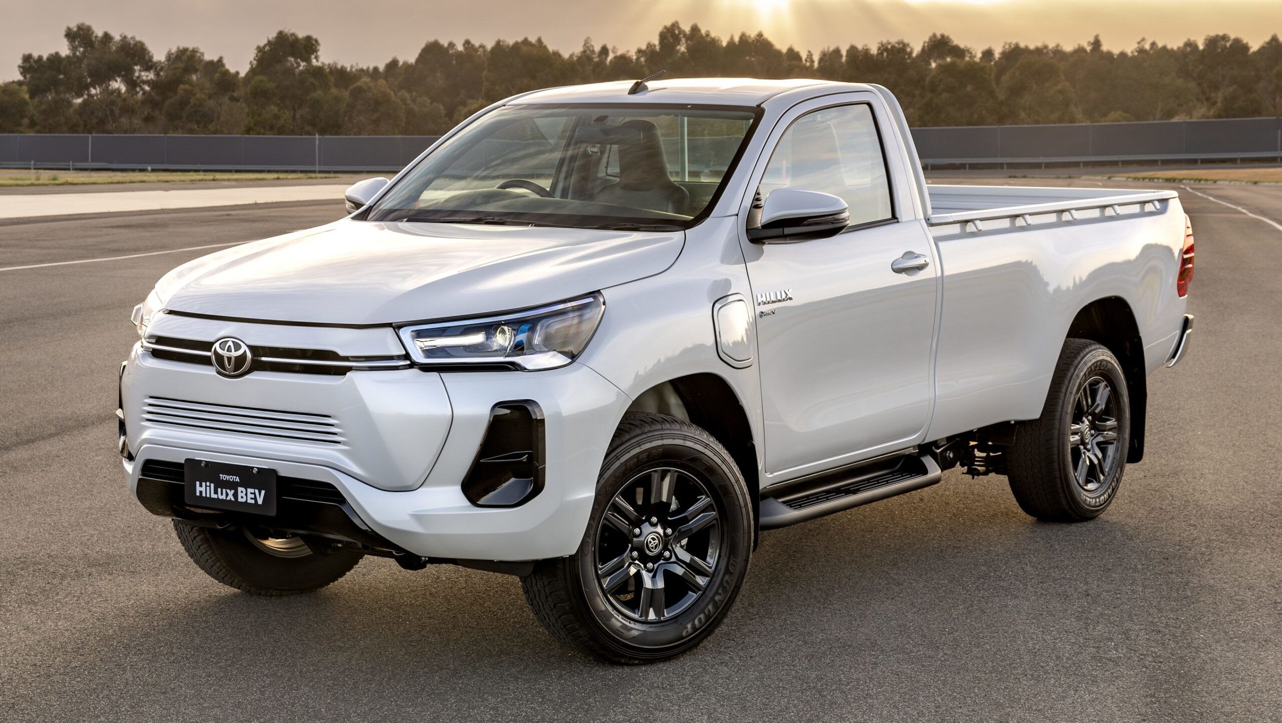 Confirmation du HiLux électrique de Toyota : le Toyota HiLux 2026 passera à l'électrique pour affronter le BYD Shark, le Ford Ranger PHEV et l'Isuzu D-MAX EV