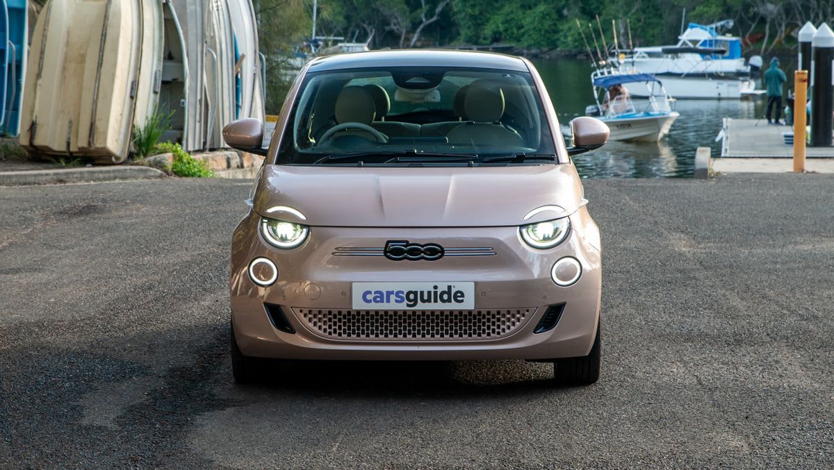 Après tout, la citadine ne devient pas entièrement électrique : la Fiat 500e hybride légère va augmenter les ventes de son rival Kia Picanto et Suzuki Swift