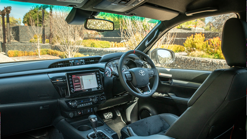 Intérieur du Toyota HiLux GR Sport 2024 (Image : Tom White)