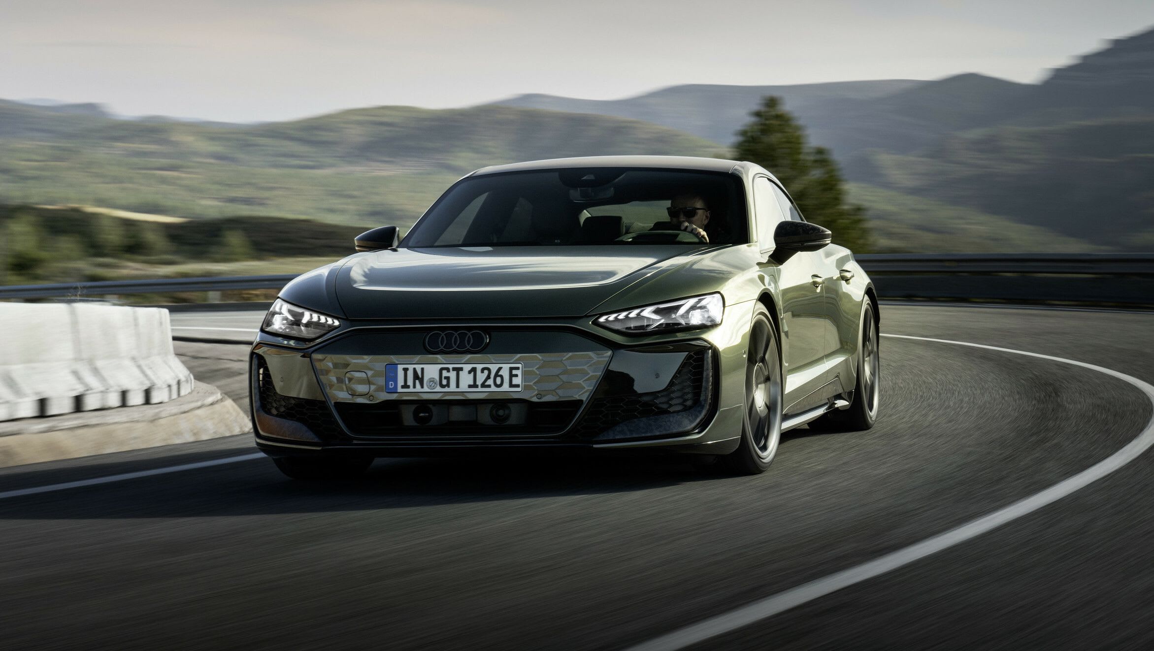 La nouvelle voiture aux performances époustouflantes d'Audi : l'Audi e-tron GT 2025 est la voiture la plus puissante jamais conçue par la marque alors qu'elle se prépare à affronter la voiture électrique Porsche Taycan et Tesla Model S.