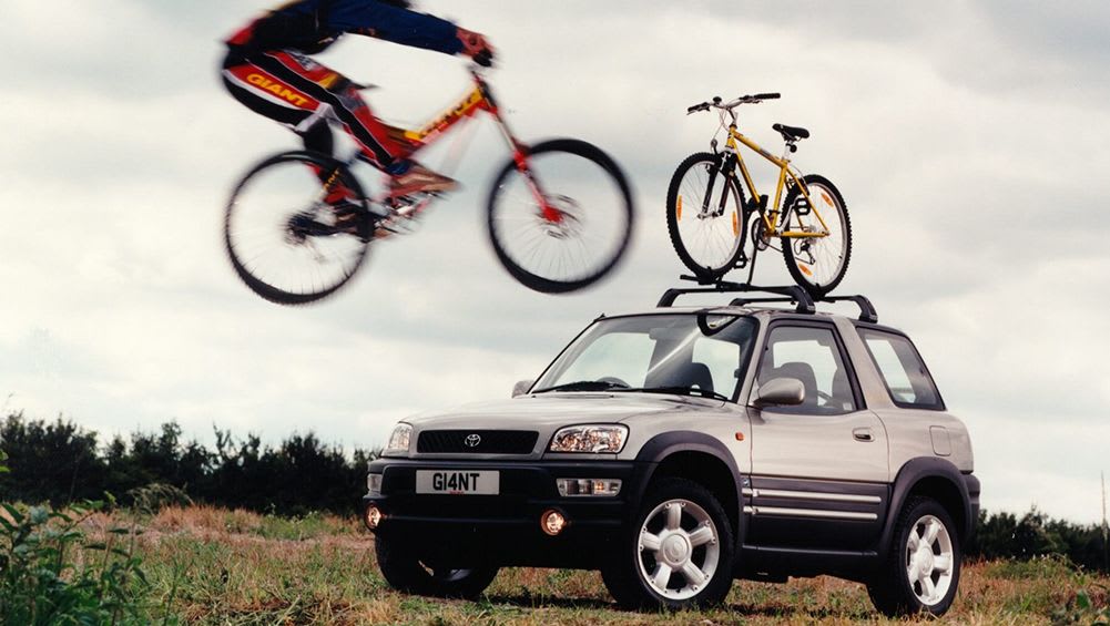 Pas la Holden Commodore, la Ford Territory ou la Tesla Model 3 : la voiture la plus révolutionnaire d'Australie depuis les 30 ans de la Seconde Guerre mondiale et croiriez-vous qu'il s'agit de la Toyota RAV4 ?
