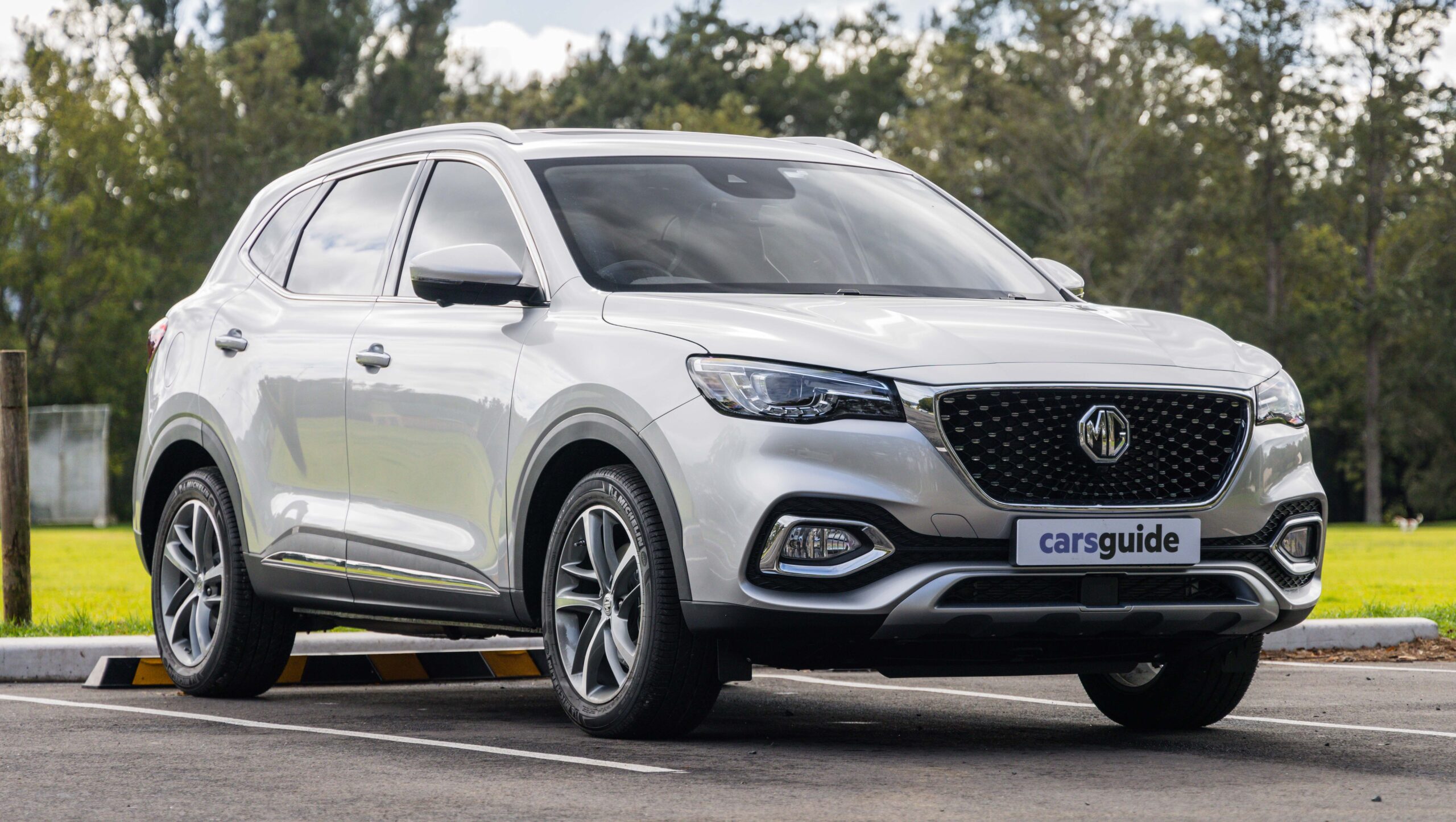 Baisse de prix massive de plus de 15 000 $ pour un SUV familial : le prix du MG HS hybride rechargeable est réduit alors que le SUV de nouvelle génération se prépare à sillonner les routes australiennes pour affronter le BYD Sealion 6 et le Mitsubishi Outlander - Car News