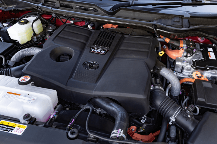 Le Tundra associe un V6 essence biturbo de 3,4 litres à un moteur électrique et une batterie nickel-hydrure métallique de 6,5 Ah.
