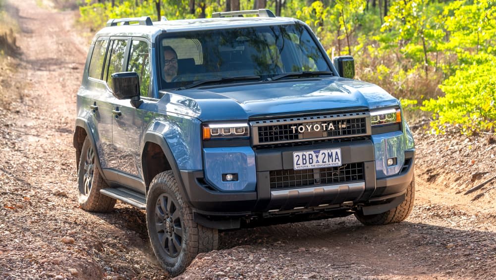 Un SUV populaire susceptible d'établir un record de ventes : plus de 25 000 Toyota Prados 2025 arrivent en Australie, le constructeur automobile promet de ne pas répéter les temps d'attente de plus de 18 mois pour les LandCruiser séries 300, séries 70 et RAV4 - Car News