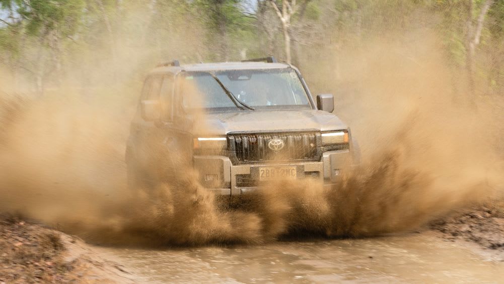 Pourquoi il n'y a pas de blocage de différentiel arrière sur les nouveaux Toyota LandCruiser Prado GX, GXL et VX 2025, mais l'ancien Prado de la série 150, ainsi que ses rivaux comme Ford Everest, Isuzu MU-X et GWM Tank 500, ont des casiers - Actualité automobile