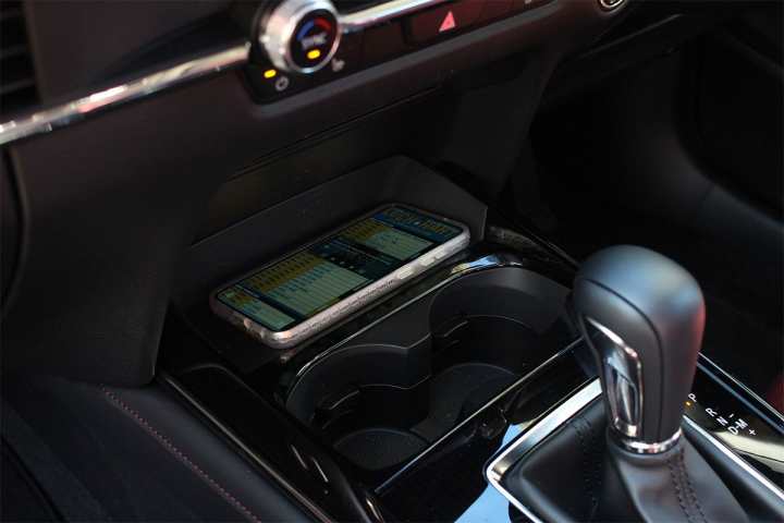 C'est également une bonne combinaison avec le chargeur sans fil du GT SP, ce qui signifie que la mise en miroir du téléphone sans fil n'épuise pas votre batterie. (Image : Jean-Paul Beyrouty)