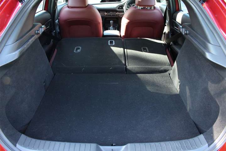 Le coffre du CX-30 de 317 litres n'est pas le plus disponible du segment, même les gros voyages avec trois adultes peuvent être effectués. (Image : Jean-Paul Beyrouty)