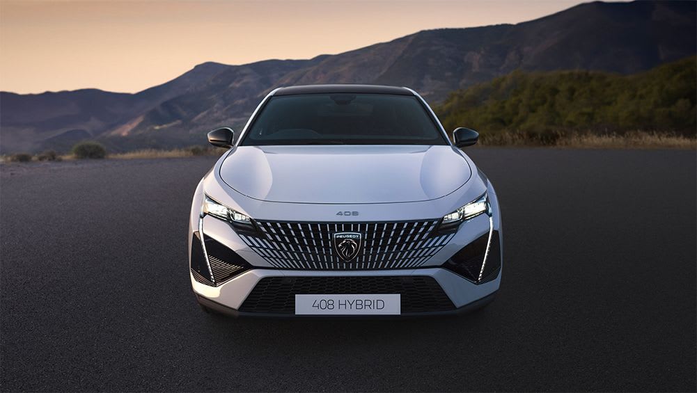La voiture familiale est désormais 10 000 $ moins chère alors que la Peugeot GT Premium Fastback 2025 abandonne les variantes hybrides rechargeables au profit de la technologie hybride légère, la plaçant ainsi en concurrence plus étroite avec la Mazda6 et la Skoda Octavia - Car News