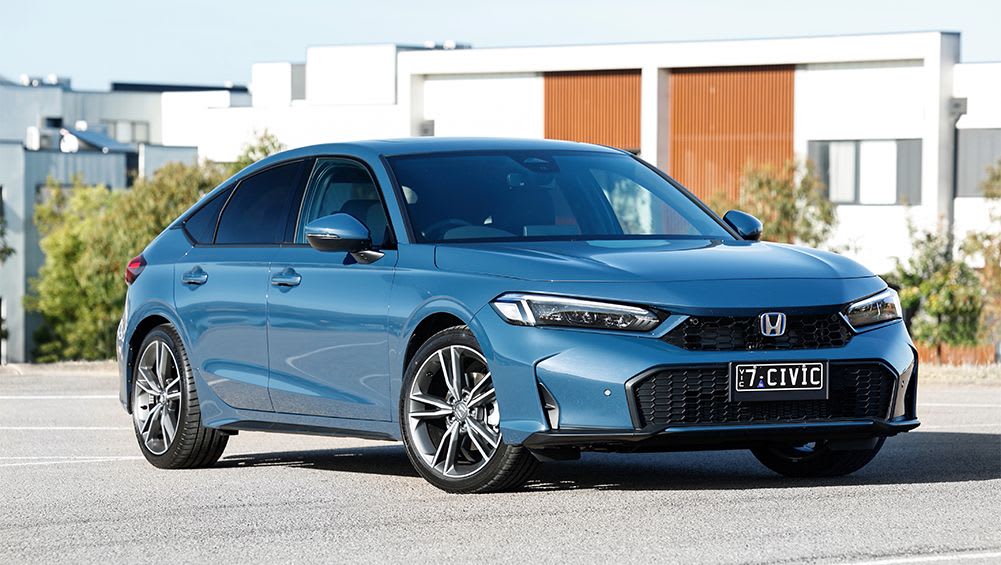 Les petites voitures japonaises remarquables passent au niveau supérieur pour 2025 en passant uniquement à l'hybride : la Honda Civic 2025 abandonne l'essence de la gamme et ajoute des mises à niveau de conception et de technologie logicielle pour une légère augmentation de prix alors que la Toyota Corolla et la rivale de la Volkswagen Golf se préparent à la bataille - Car News
