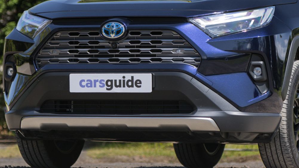 Les voitures préférées des Australiens révélées : une "tendance inquiétante" voit le marché se contracter, mais le Toyota RAV4 hybride 2025 va à l'encontre de la tendance et bat le Ford Ranger et le Toyota HiLux en ventes de voitures neuves en novembre - Car News