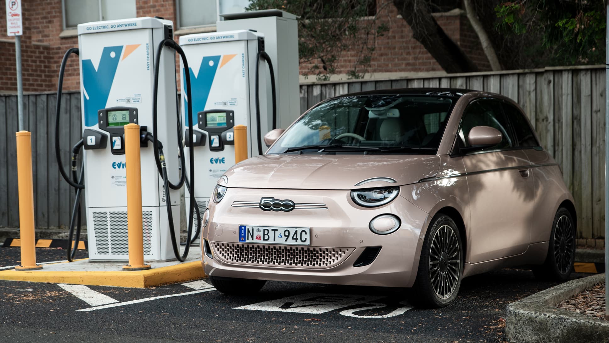 "De nombreuses années à venir" : l'ancien PDG de la société mère Jeep, Ram, Fiat et Peugeot lance un sombre avertissement quant à l'avenir des marques automobiles occidentales alors que la pression des constructeurs chinois de voitures électriques comme BYD, MG et Xpeng monte - Car News