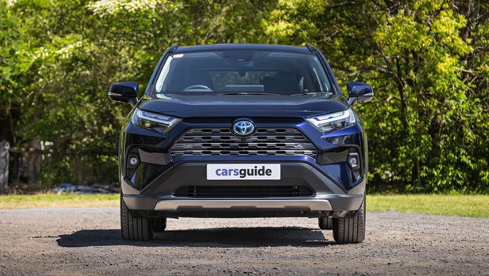 "Quelle différence une année fait dans l'industrie automobile" : 2025 sera l'année du Toyota RAV4 alors que la nouvelle concurrence du BYD Shark 6 et du Kia Tasman devrait diluer les ventes du Ford Ranger et du Toyota HiLux - Car News