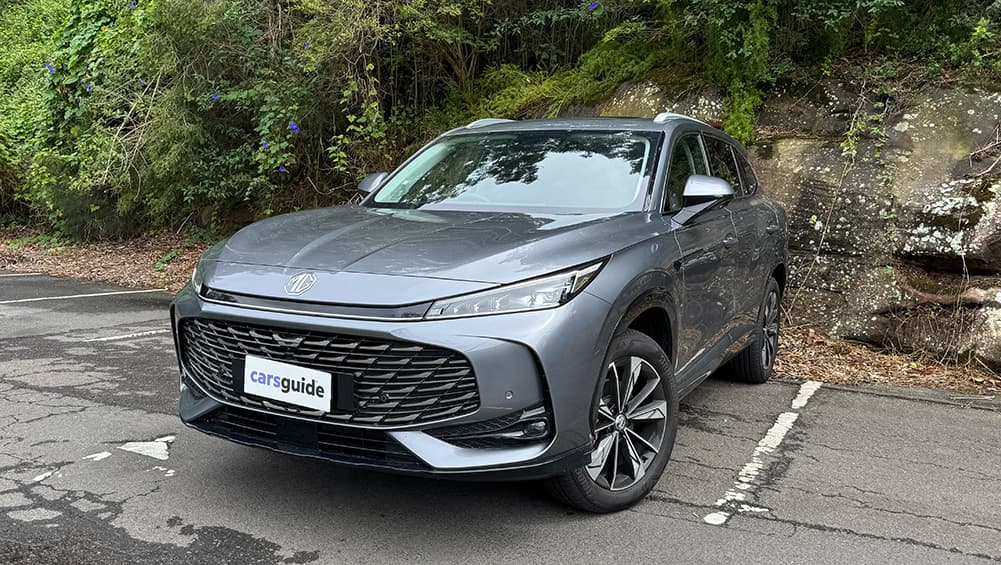 Test MG HS 2025 : Essence à long terme | Partie 2 – Le bon et le mauvais dans les derniers Toyota RAV4, Mazda CX-5 et Kia Sportage de MG rivalisant avec les SUV de la famille HS