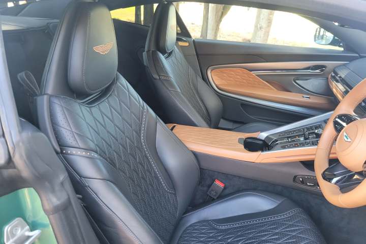Aston Martin DB12 2025.