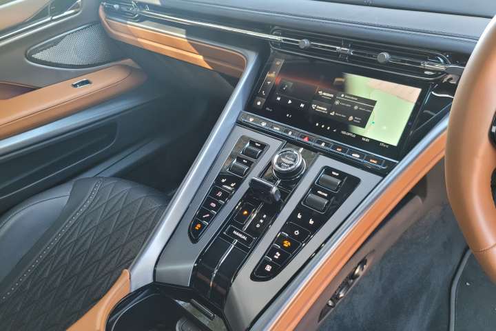 Aston Martin DB12 2025.