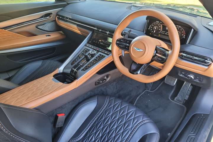 Aston Martin DB12 2025.