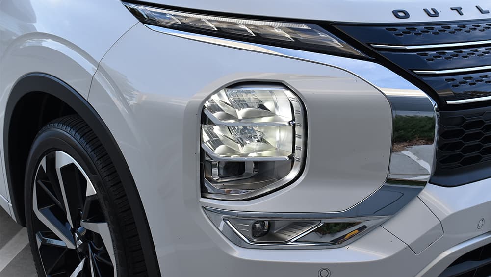 `` Nous avons beaucoup de bâtons, mais pas assez de carottes '': Mitsubishi Australie appelle une aide pour lui permettre de vendre plus de Hybrid Outlanders rechargeables et d'apporter des voitures électriques plus rapidement - les nouvelles de la voiture