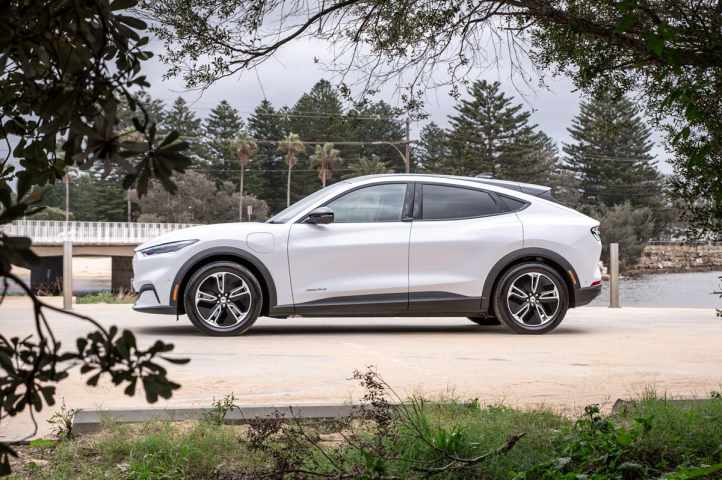 Le Mach-E est lourd et le ressent, mais les 198 kW / 430 Nm disponibles sur les roues arrière sont nombreuses. (Image: Tom White)