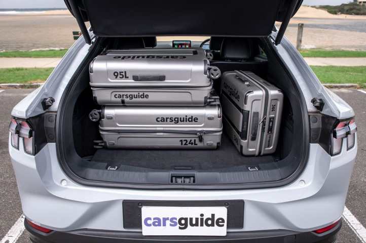 Le Mach-E a un grand espace de démarrage pour vos besoins de stockage de bagages. (Image: Tom White)