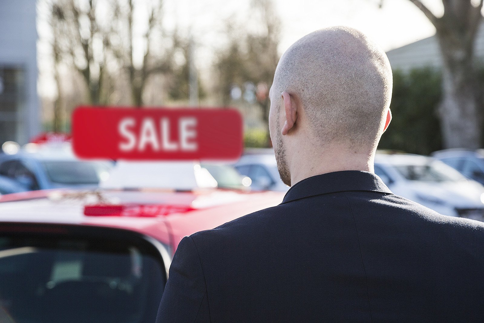 Dois-je acheter une nouvelle voiture presque nouvelle ou d'occasion?
