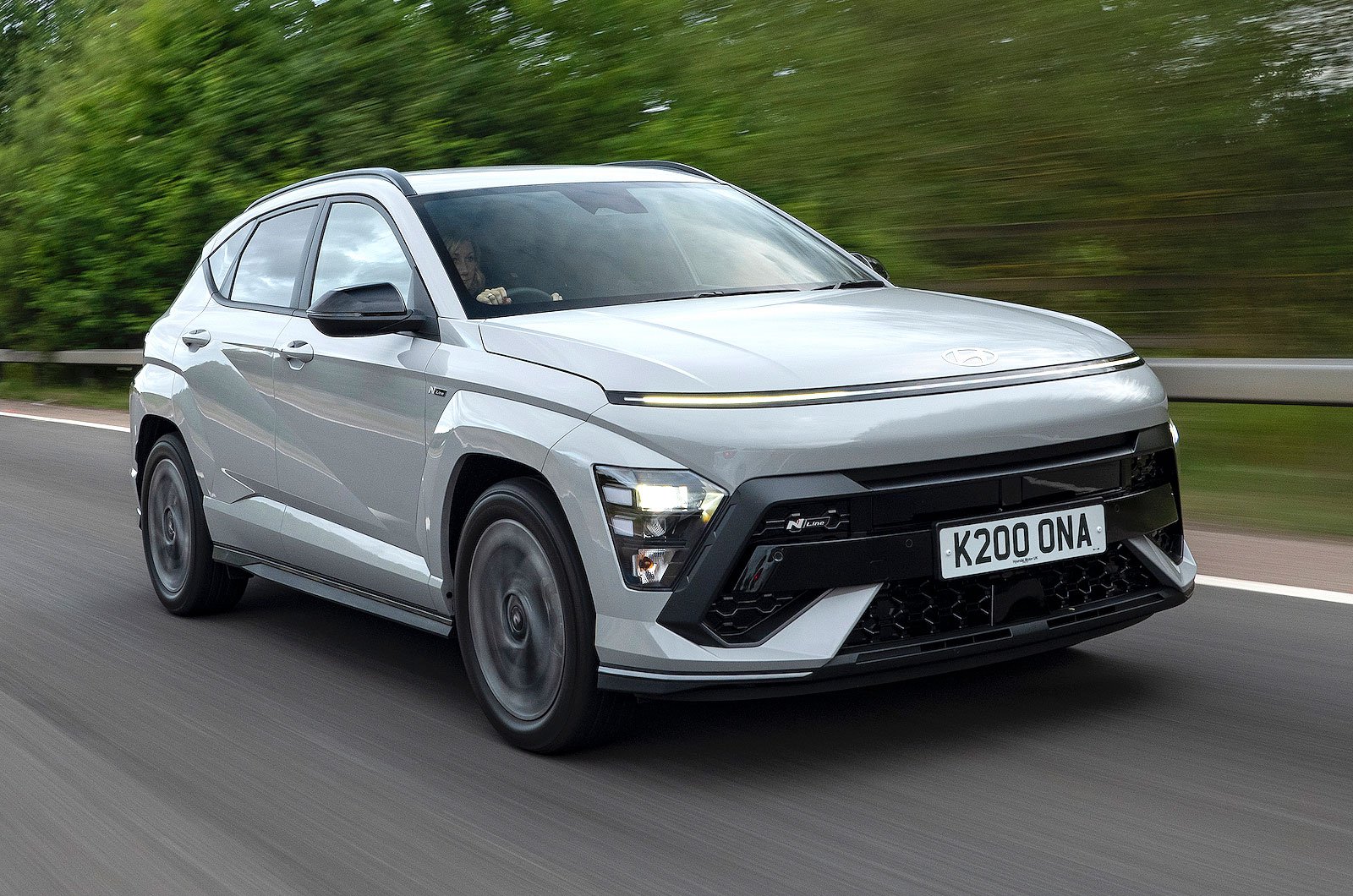 Hyundai Kona avant à droite
