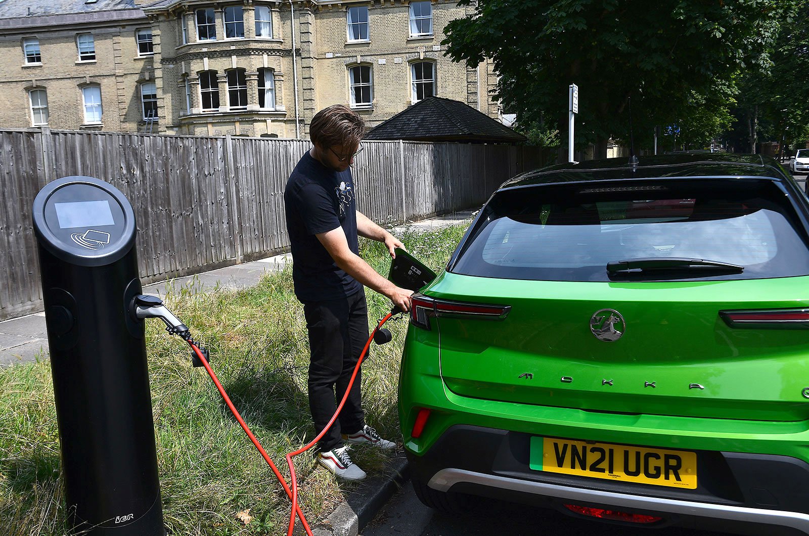 Le permis de construire sera supprimé pour les chargeurs de véhicules électriques sur rue