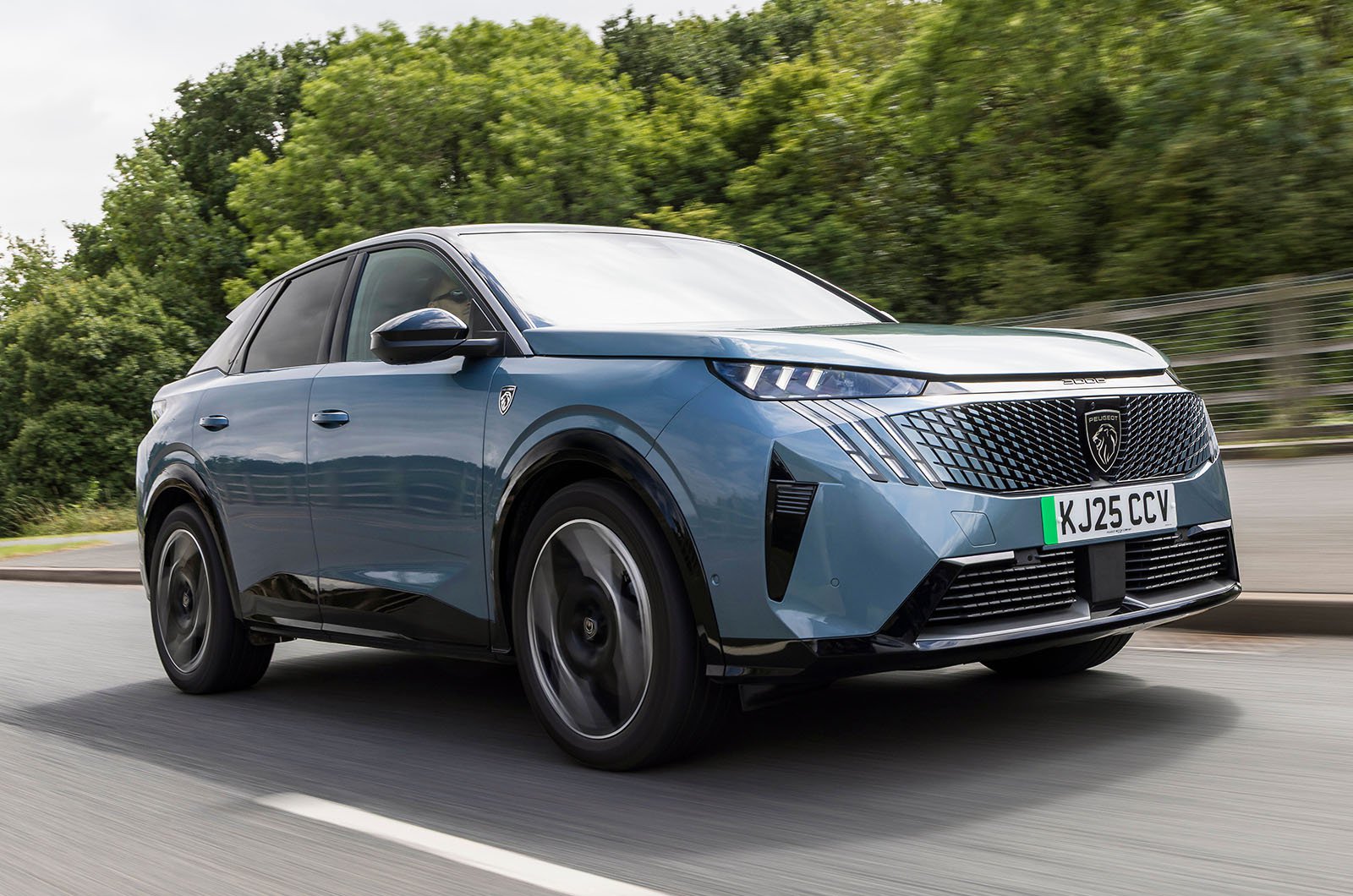 Les Peugeot 3008 et 5008 reçoivent une nouvelle version GT Premium haut de gamme et quatre roues motrices
