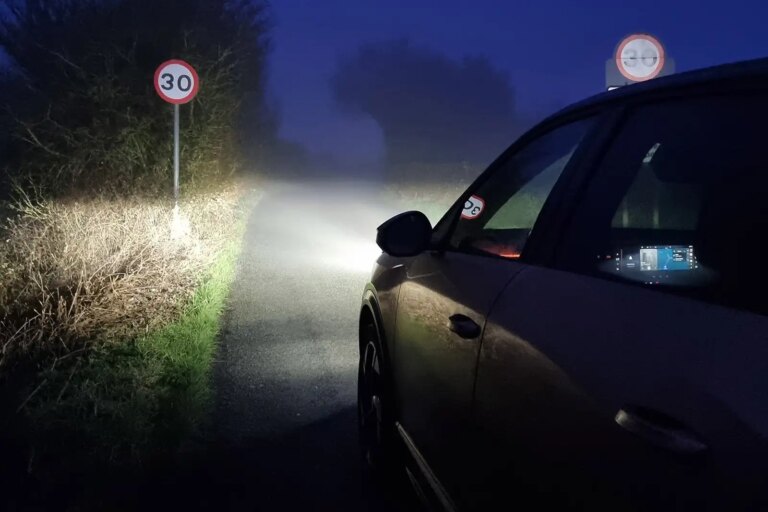 Les systèmes intelligents d’assistance à la vitesse ne parviennent pas à lire les panneaux routiers 25 % du temps, selon une étude
