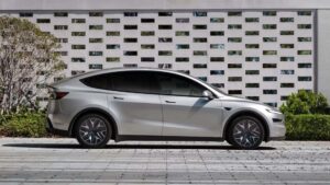 Nouveau Tesla à trois rangées : le Model Y à la plus longue autonomie testé par Edmunds