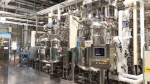 À l’intérieur de l’usine de batteries de 2 milliards de dollars qui produit des cellules pour Tesla et Toyota