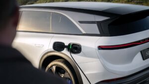 Partager, c&rsquo;est prendre soin : découvrez comment la Lucid Gravity peut charger une Tesla Model 3