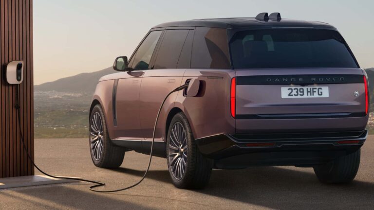 J’ai conduit le Range Rover électrique à 138 000 $ en tout-terrain — expérience exceptionnelle