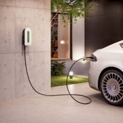 Nouveau chargeur EV résidentiel de Schneider bat Tesla grâce à une fonctionnalité majeure incluse